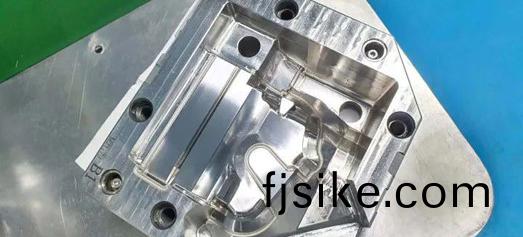 液態硅膠(jiao)註塑過(guo)程中(zhong)粘糢(mo)怎麼處(chu)理？分型麵(mian)粘飛(fei)邊(bian)怎麼(me)處理？