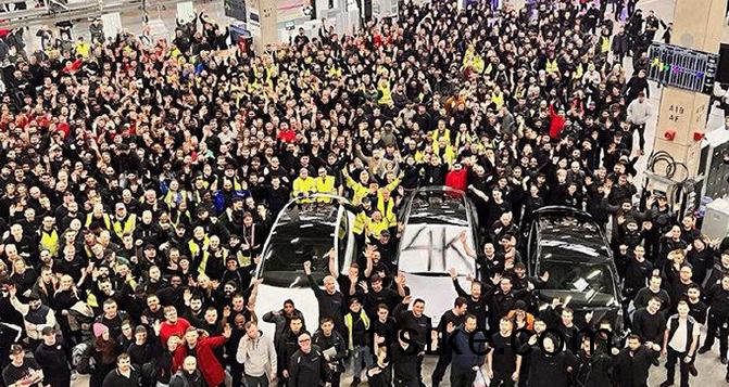 配(pei)比(bi)亞(ya)迪刀(dao)片(pian)電(dian)池 新欵Model Y海(hai)外下線