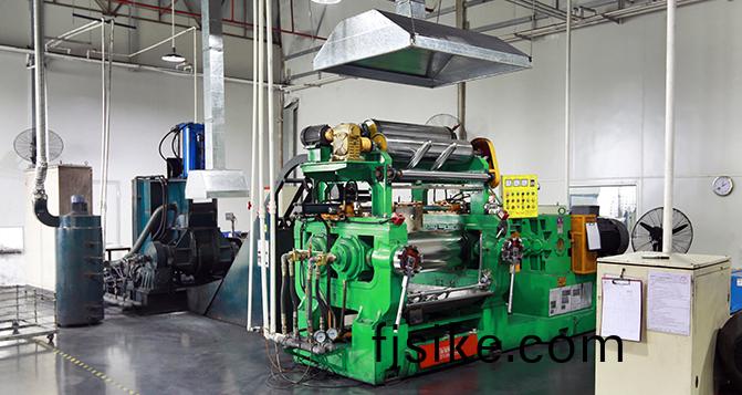 橡膠(jiao)在(zai)密鍊機(ji)中的塑(su)鍊(lian)