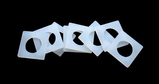 硅(gui)膠墊(dian)片變硬的(de)危(wei)害(hai)