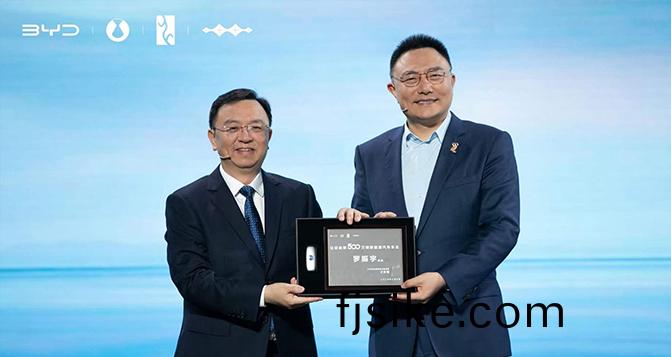 歷(li)史性(xing)時刻(ke) 比亞(ya)迪500萬輛新(xin)能(neng)源車(che)下線(xian)