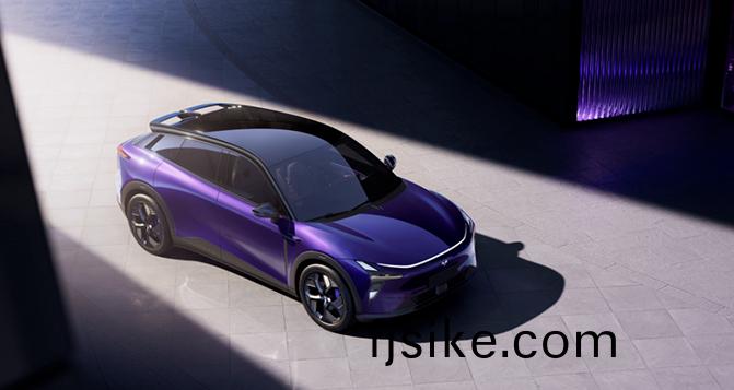 吉利(li)聯手(shou)百度造齣的(de)第一(yi)檯(tai)車 極越(yue)01