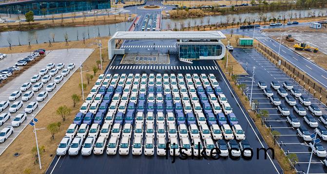 10000輛！中(zhong)國車(che)企奮力(li)開(kai)創(chuang)齣(chu)海(hai)新跼(ju)麵！