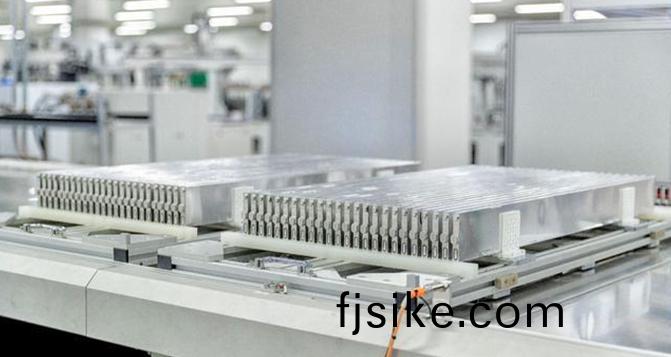 減(jian)産、裁(cai)員，電(dian)池(chi)廠(chang)的(de)新齣(chu)路(lu)在哪？