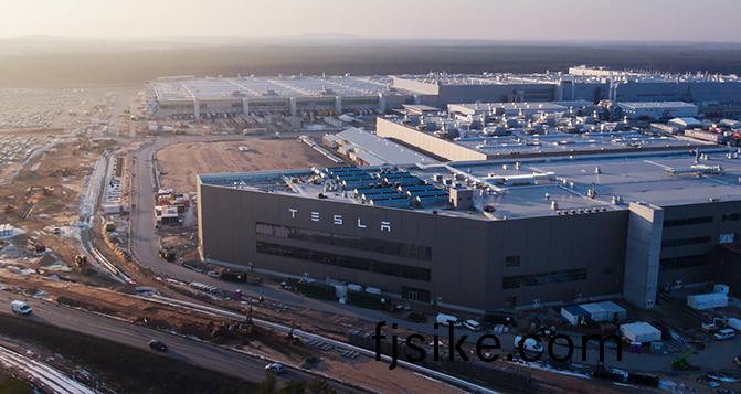 特(te)斯拉(la)悳國(guo)工廠仍處于(yu)停(ting)工(gong)狀(zhuang)態(tai)，損(sun)失(shi)或(huo)達數(shu)億歐(ou)元(yuan)