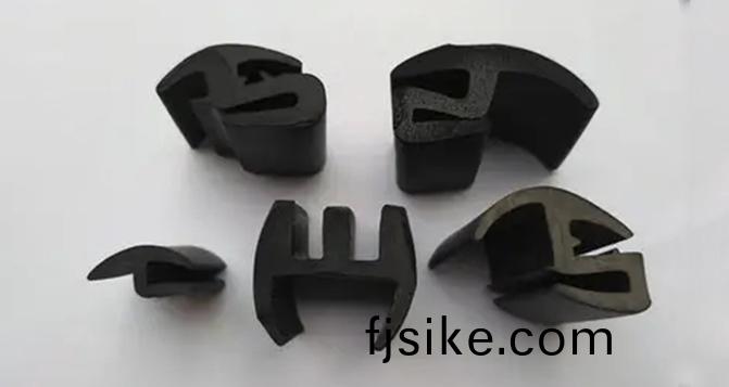 汽(qi)車密封(feng)膠(jiao)條(tiao)保(bao)養與(yu)維(wei)護(hu)的七大關(guan)鍵(jian)步驟(zhou)