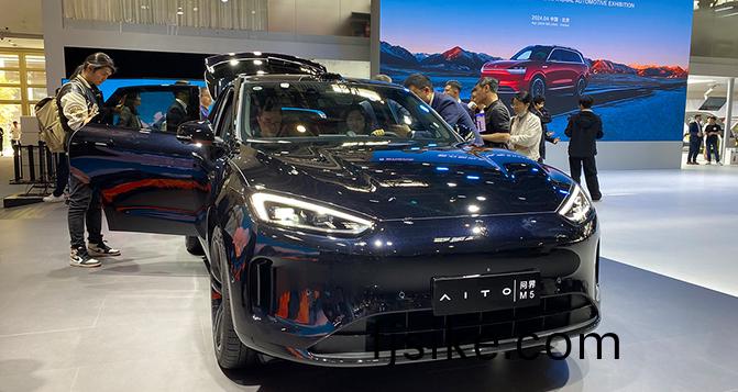 新欵問界(jie)M5亮(liang)相北(bei)京車展