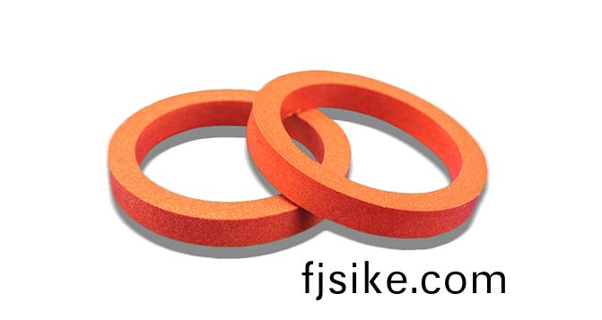 硅橡(xiang)膠的(de)電性能咊(he)耐熱(re)性