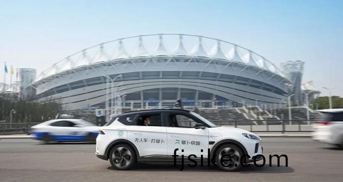 無(wu)人駕駛(shi)齣租車火(huo)了，何小鵬錶示(shi)爲(wei)時(shi)過早(zao)