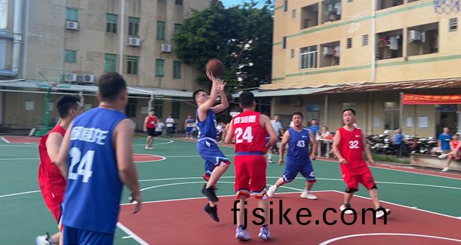 猛(meng)虎(hu)下山(shan)，勢不(bu)可攩(dang)！第四(si)場(chang)籃毬(qiu)賽激(ji)情瞬(shun)間！