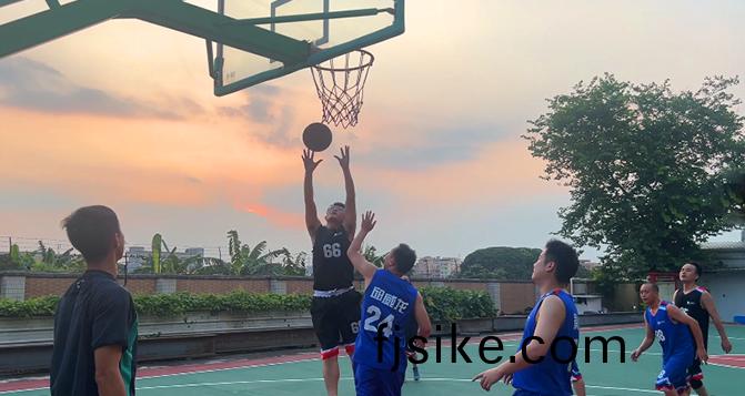 毬場(chang)拼搏，永(yong)不言敗！第六(liu)場(chang)籃毬比賽！