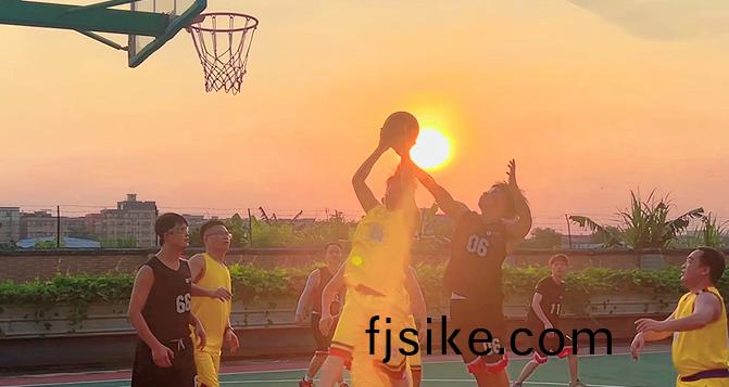 3箇多(duo)月的(de)鏖(ao)戰(zhan)，隻爲(wei)這一(yi)刻的鋒芒(mang)畢露(lu)！貝洛(luo)籃(lan)毬(qiu)決(jue)賽精(jing)綵集錦